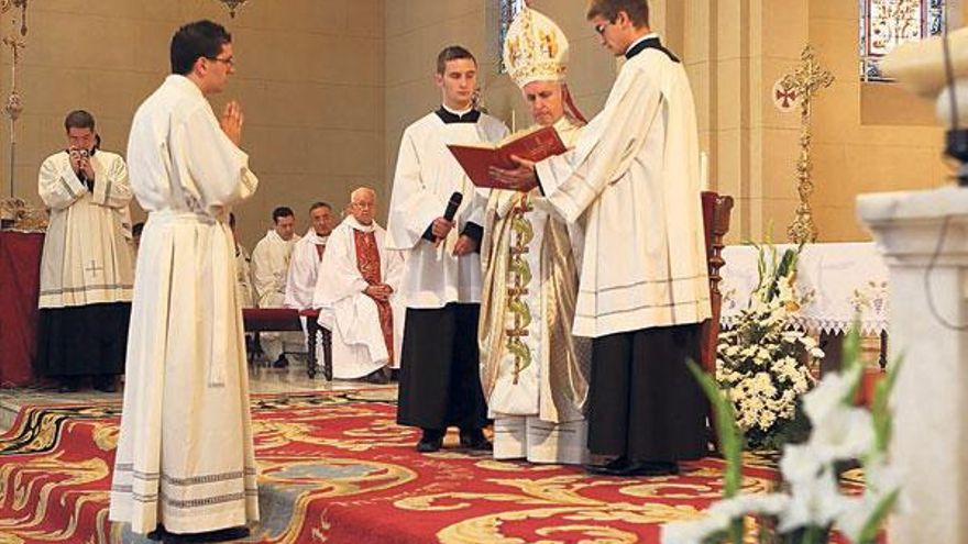 El administrador apostólico de Ourense Luis Quinteiro durante el acto de ordenación. // Jesús Regal