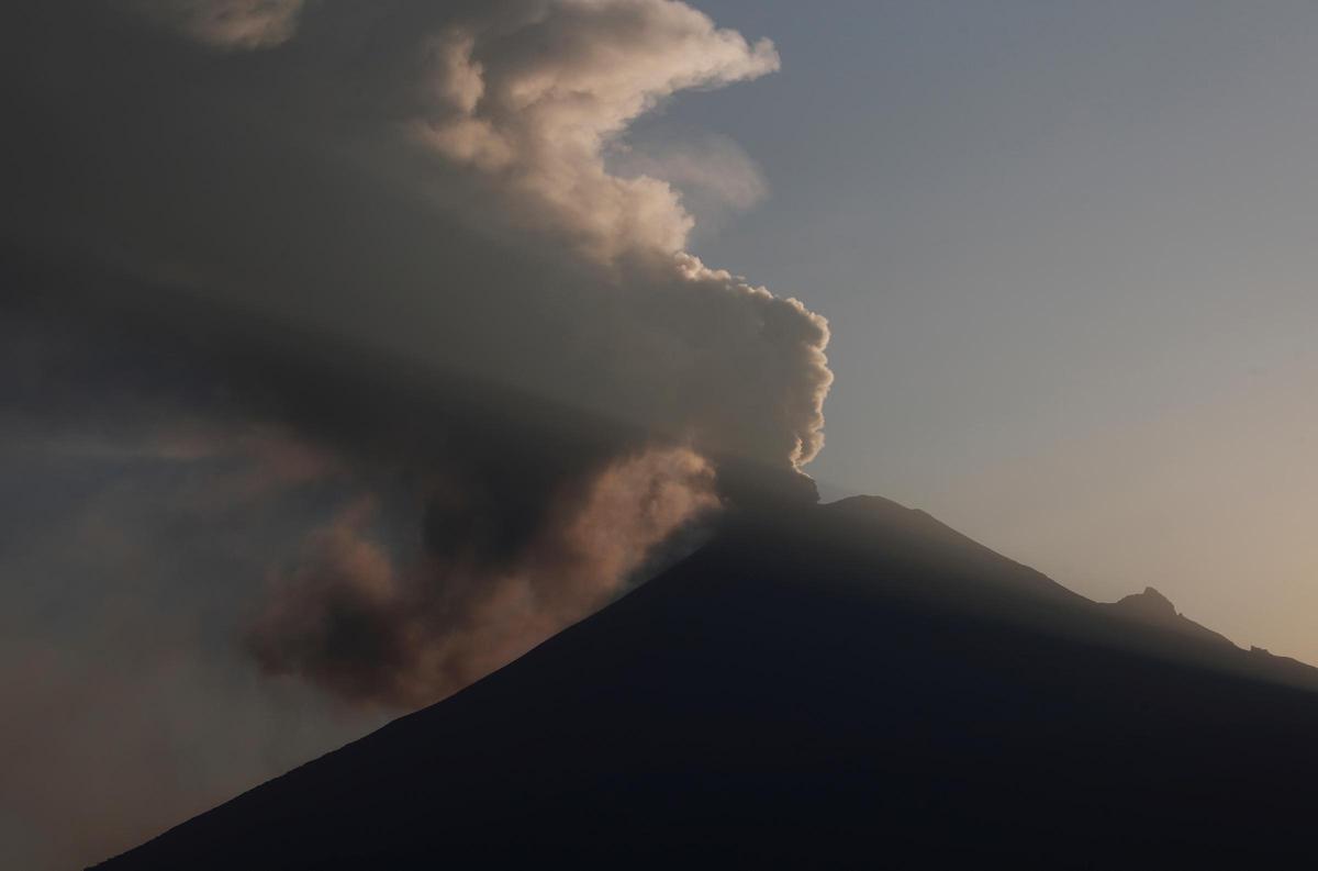 El volcán Popocatépetl, en México, volvió a cobrar vida.Una gran erupción del volcán Popocatépetl, arrojó enormes columnas de humo y cenizas a unos dos kilómetros de su cráter y obliga a cancelar vuelos en el aeropuerto de Ciudad de México