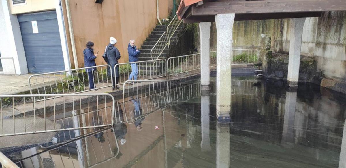 Agentes de la Policía Local revisando los depósitos del taller. | |