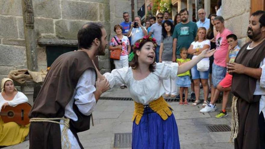 Teatro en las calles de Combarro por el día de Colón. // Gustavo Santos