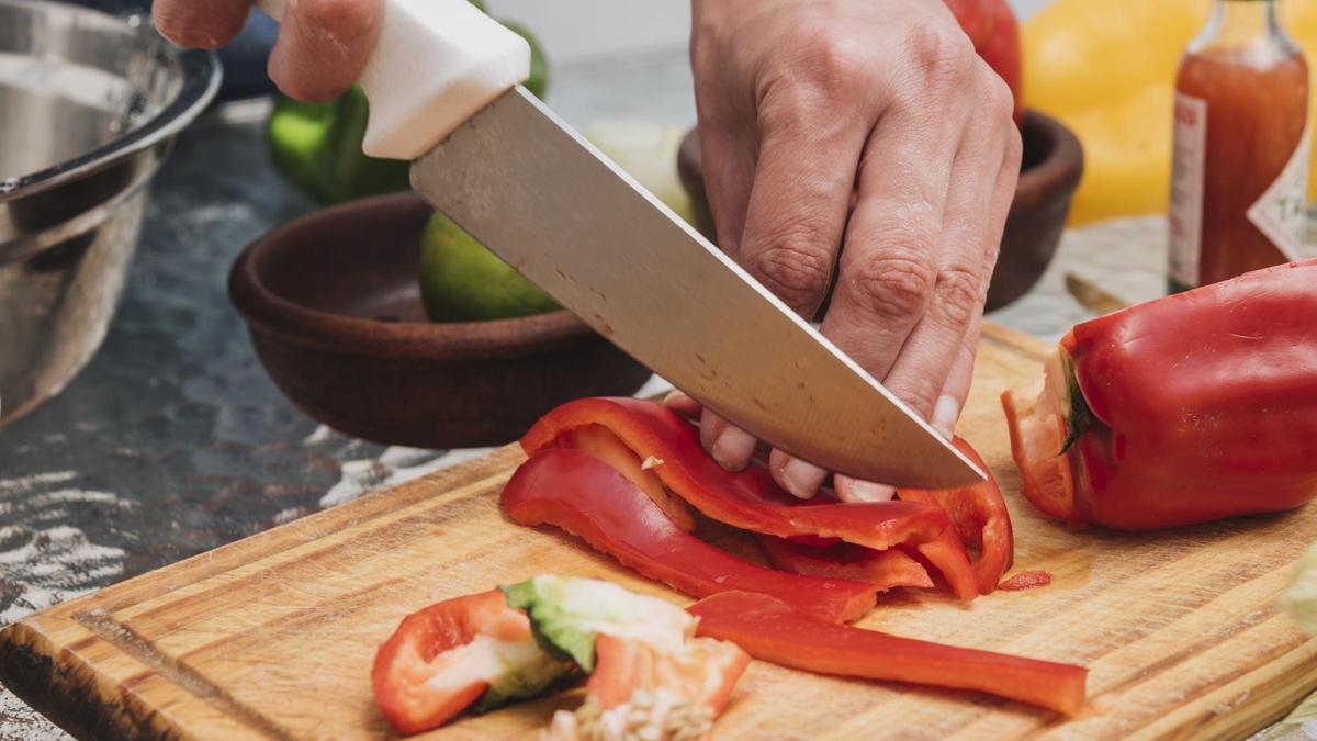 Tazas para afilar los cuchillos: el curioso método con el que podrás volver a cortar las verduras de un tajo