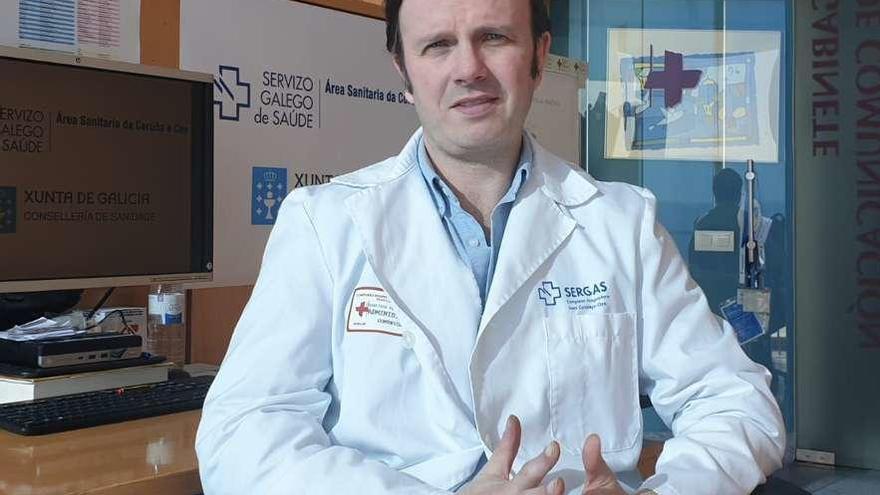 El doctor Antón Acevedo, en el Hospital Universitario de A Coruña.