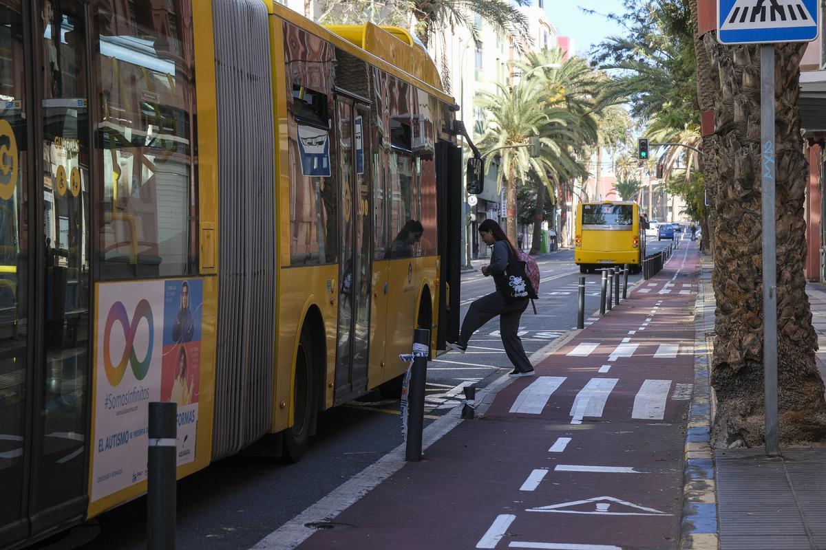 Una usuaria de Guaguas Municipales accede a una de las unidades.