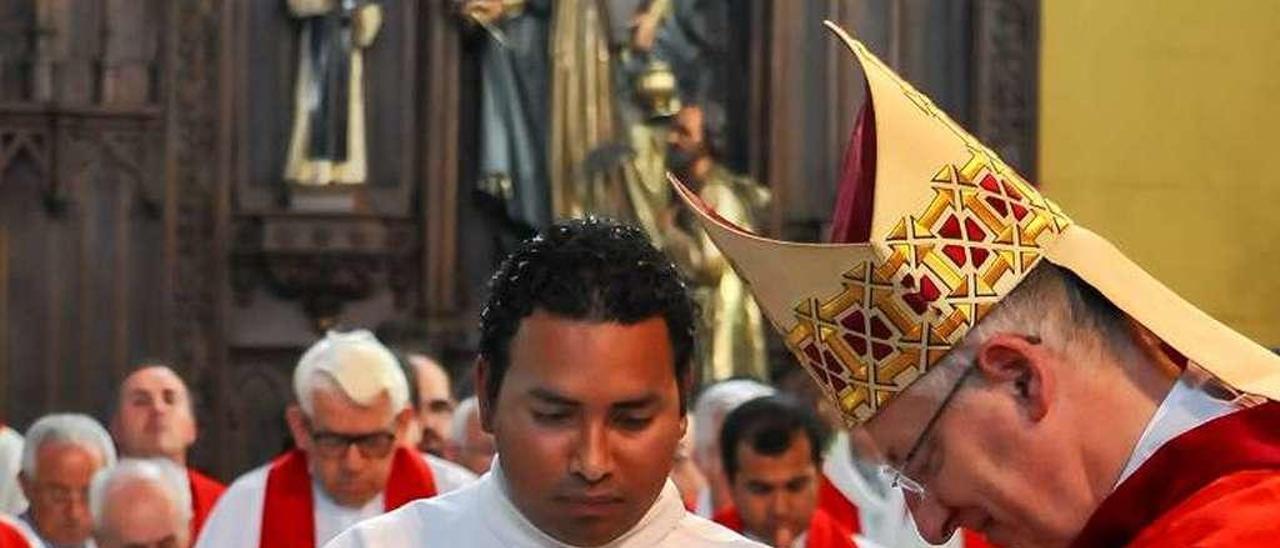 Nicolás Susena, de rodillas ante el obispo. // Miguel Castaño