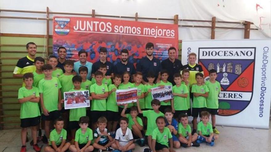 Jugadores del Diocesano, en el campus del club