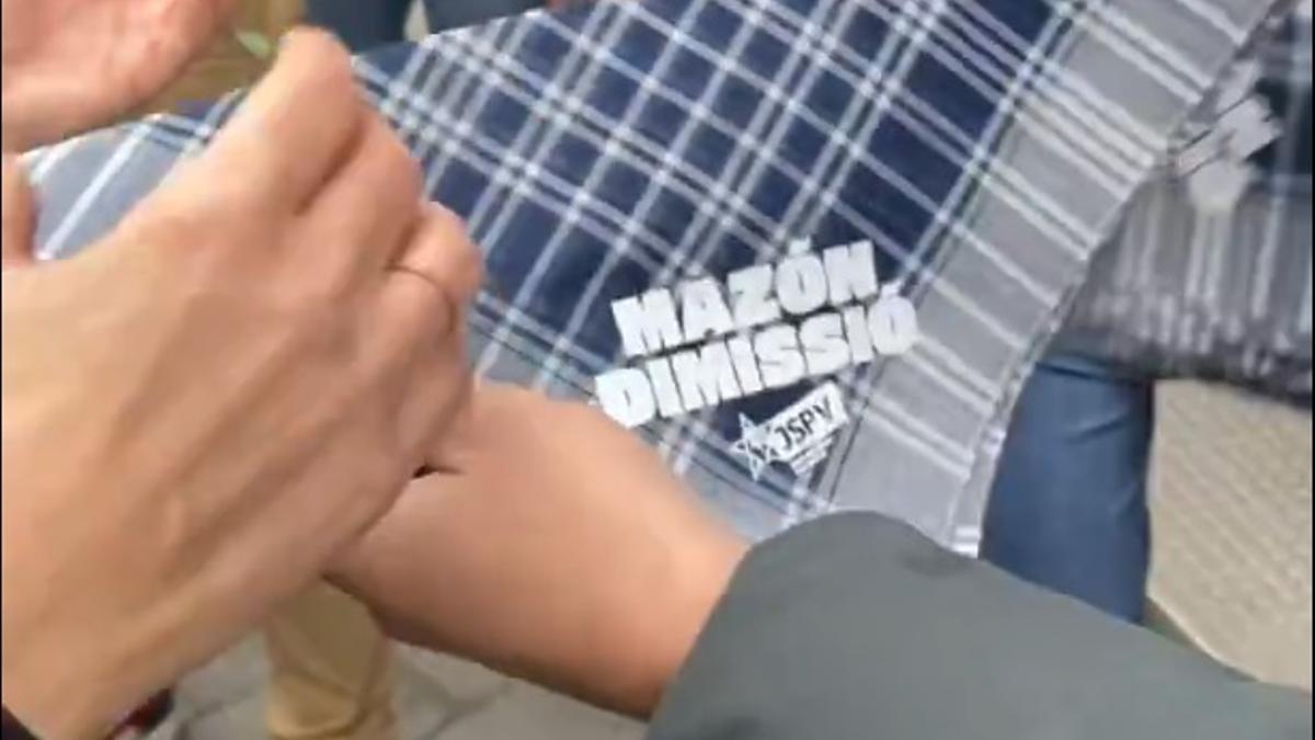 Joves reparte pañuelos de 'Mazón dimissió'
