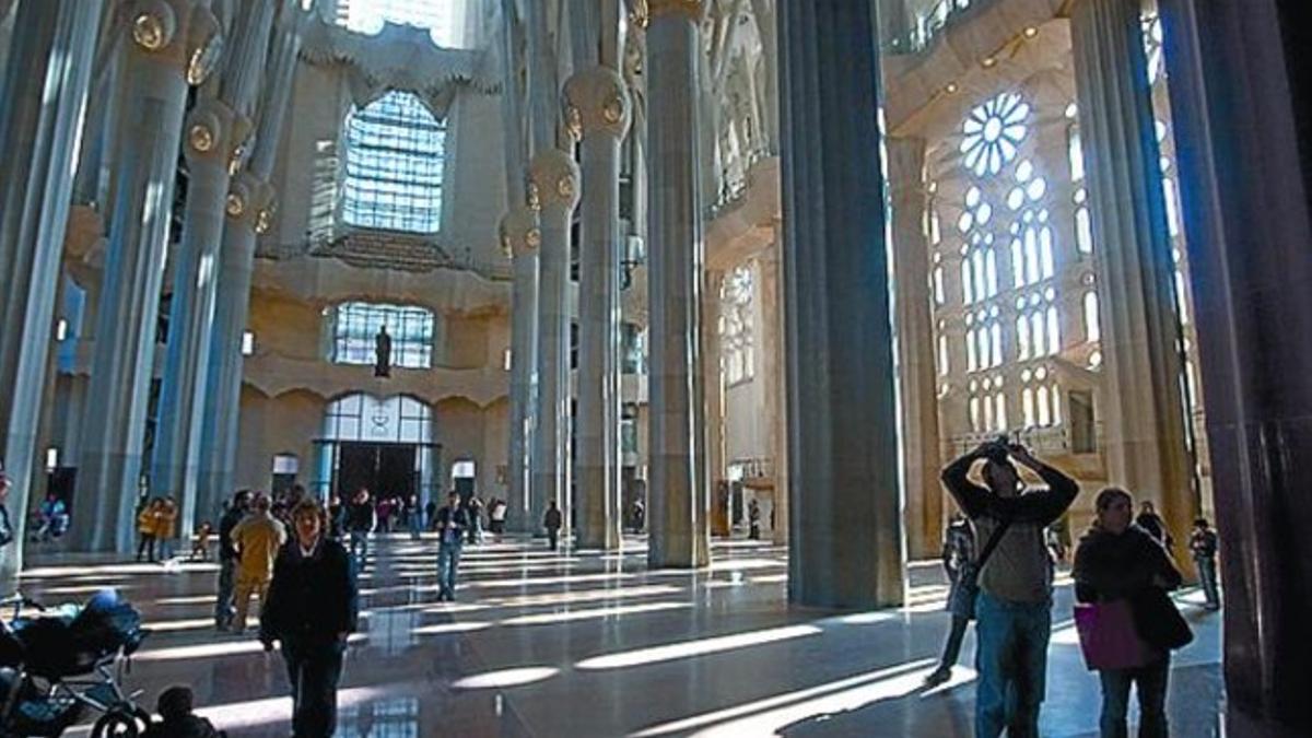 Interior de la nave central del templo de la Sagrada Família.
