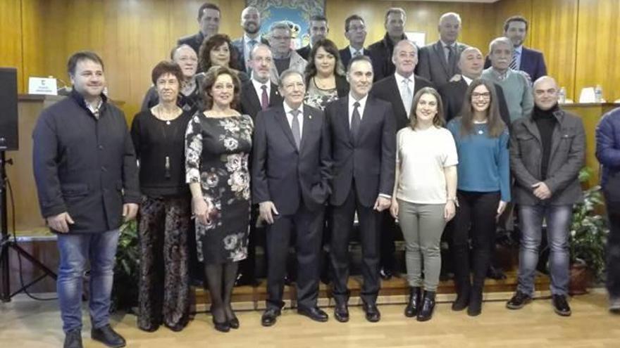 Francisco Santonja, en el centro junto al alcalde de Ibi y los componentes de su junta directiva.