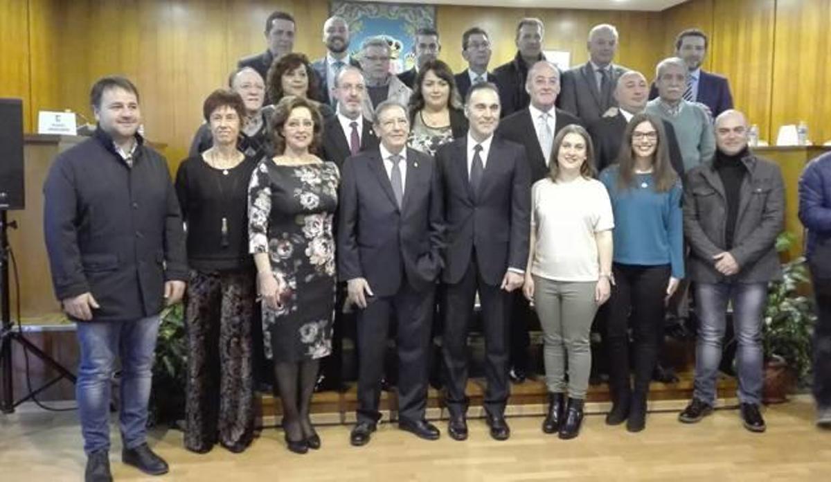 Francisco Santonja, en el centro junto al alcalde de Ibi y los componentes de su junta directiva.
