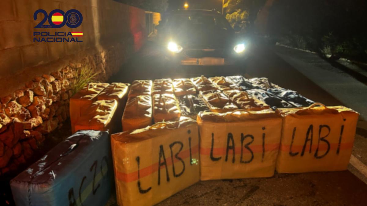 Fardos de hachís intervenidos en un grupo criminal en L'Ametlla de Mar