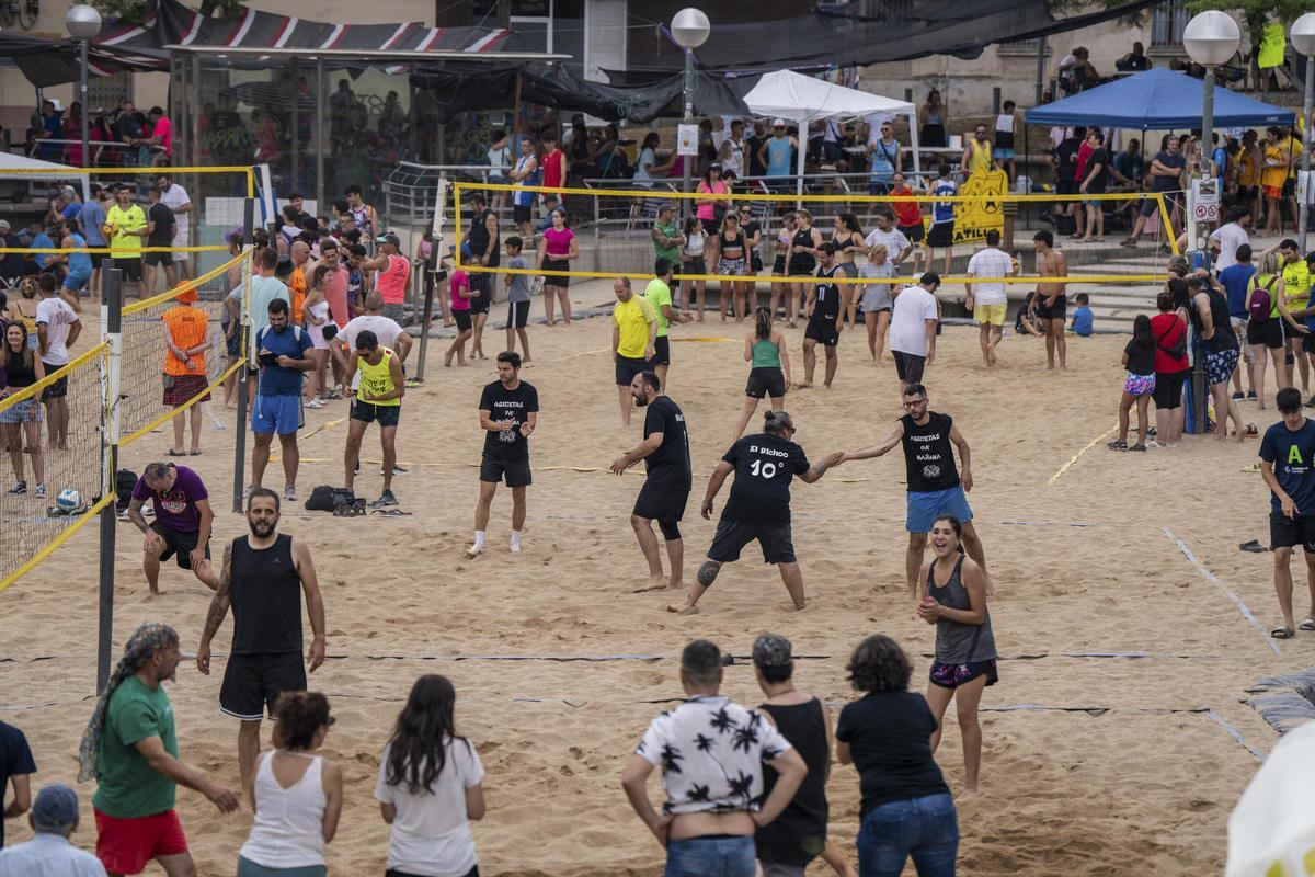 Evento Prospe Beach, en la plaza Ángel Pestanya de Prosperitat llena de arena y convertida en una pista de vóley playa.