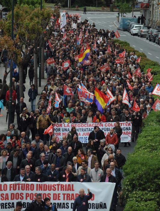 Unas 4.000 han secundado la manifestación convocada por UGT y CCOO que ha arrancado A Palloza y ha terminado en la plaza de Ourense, ante la Delegación del Gobierno en Galicia.