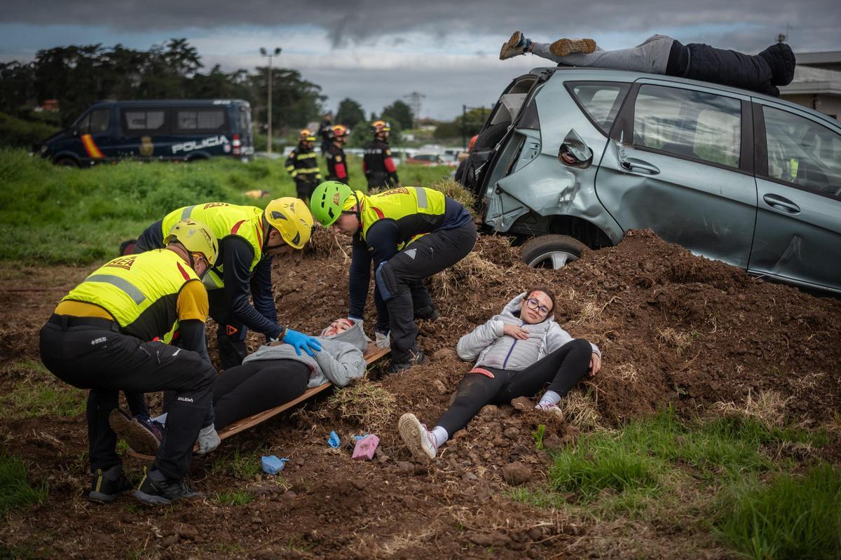 Algunas víctimas ficticias durante el simulacro de emergencias.