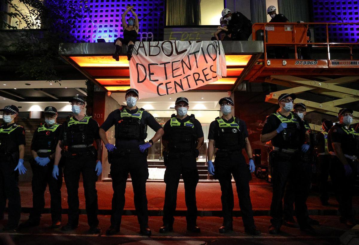 Protesta contra la inmigración ilegal ante el hotel donde está retenido Djokovic