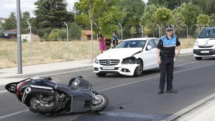 Una mujer herida tras un accidente de tráfico en el Puente de los Poetas