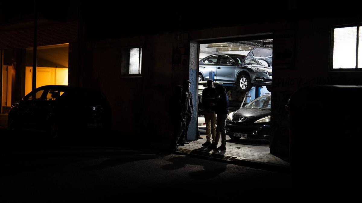 Calles del barrio del Remei de Badalona sin luz de farolas ni semáforos, el pasado día 29.