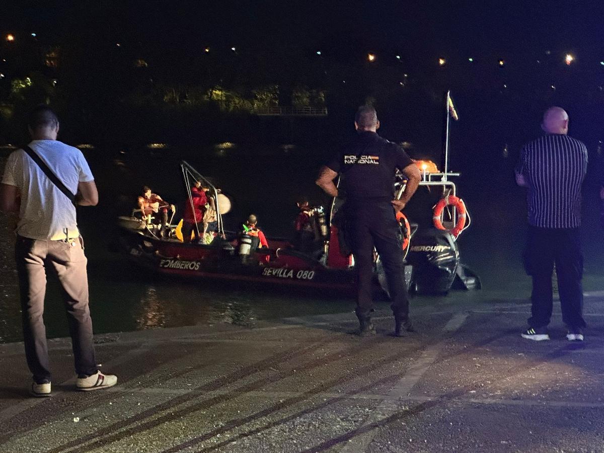 La zódiac de Bomberos durante la búsqueda