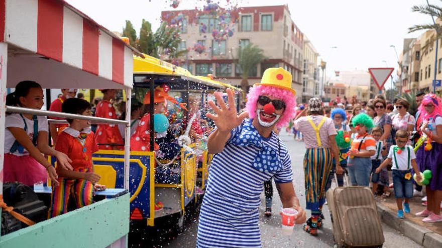 El gran pasacalle del Festival de Payasos Tran Tran se llenó ayer de público y artistas en Gran Tarajal.