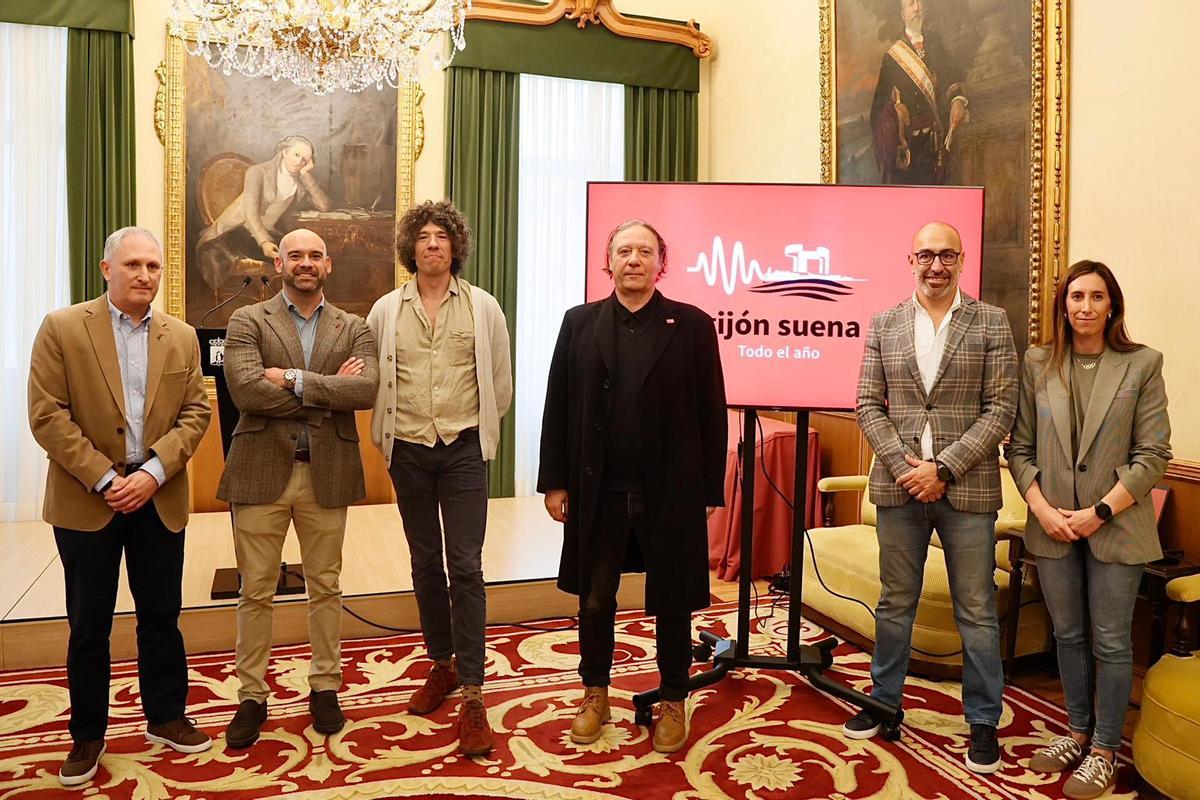 Por la izquierda, los concejales Antonio del Corro (PSOE), Jesús Martínez Salvador (Foro), los socios de Mestizo Producciones Quico Rimada y José Luis Quirós, Óliver Suárez y la vicealcaldesa Ángela Pumariega (PP).