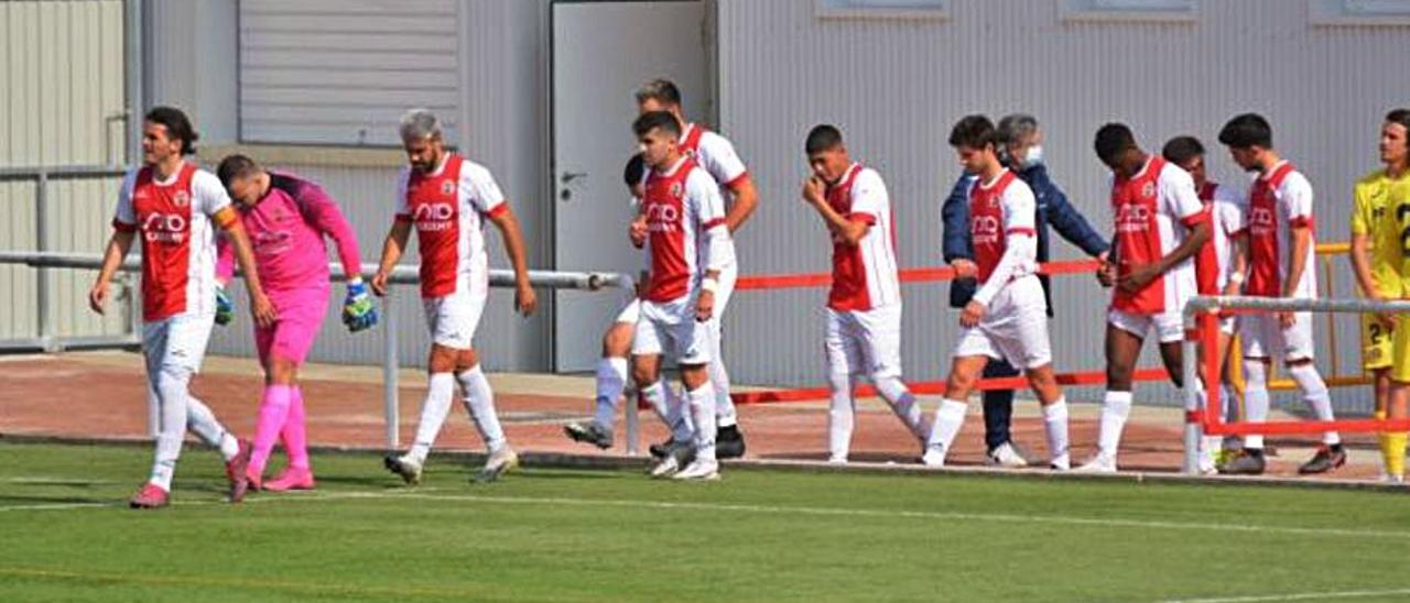 Jugadores del Benigànim salen al terreno de juego | LEVANTE-EMV