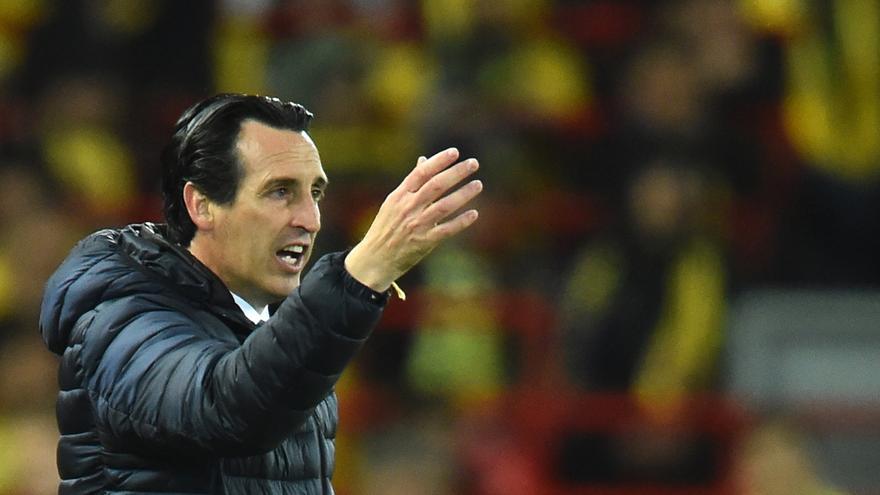 Unai Emery da una indicación durante el encuentro en Anfield