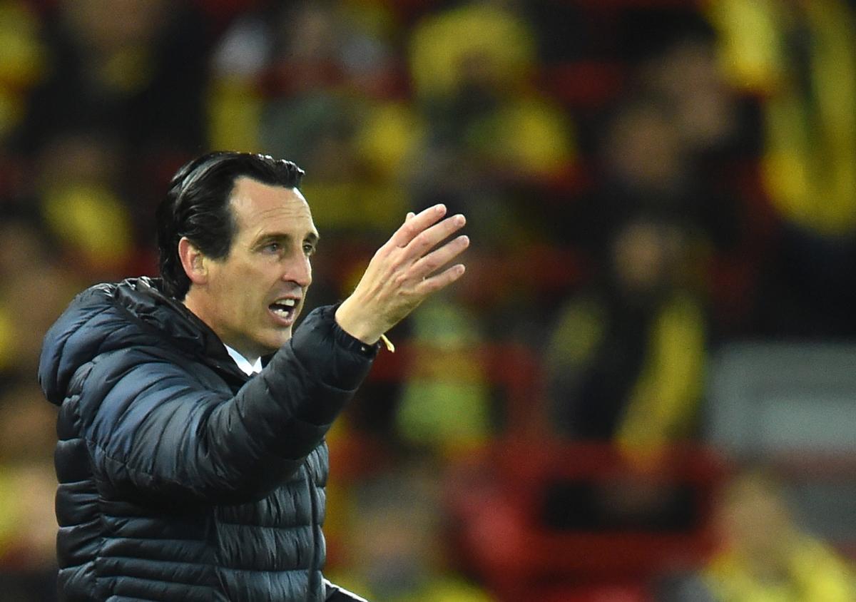 Unai Emery da una indicación durante el encuentro en Anfield