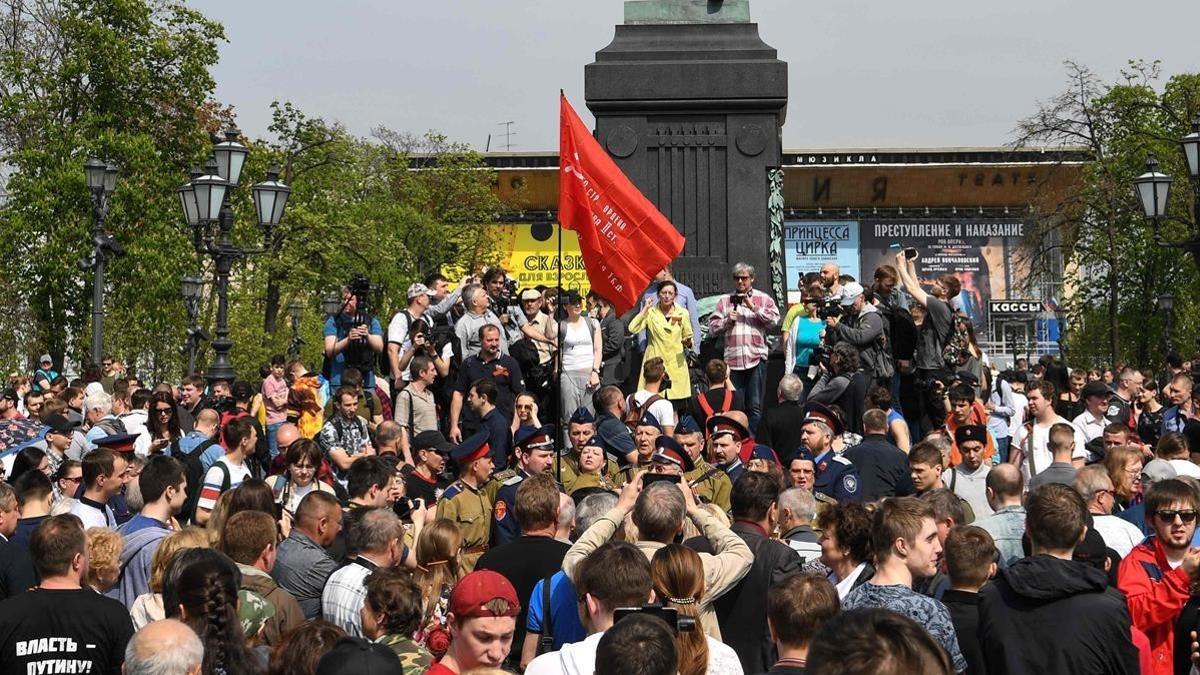 fcasals43187667 pro kremlin activists gather around a monument of poet alexa180505131359