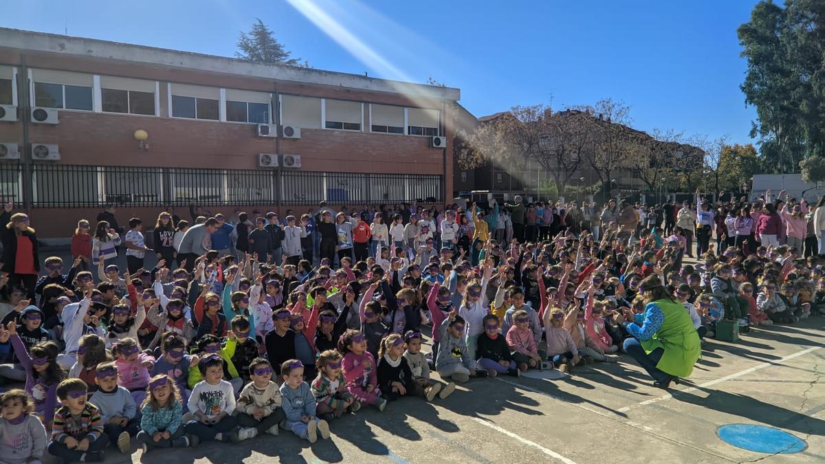 Alumnos del CEIP Pablo García Baena en el patio del colegio.