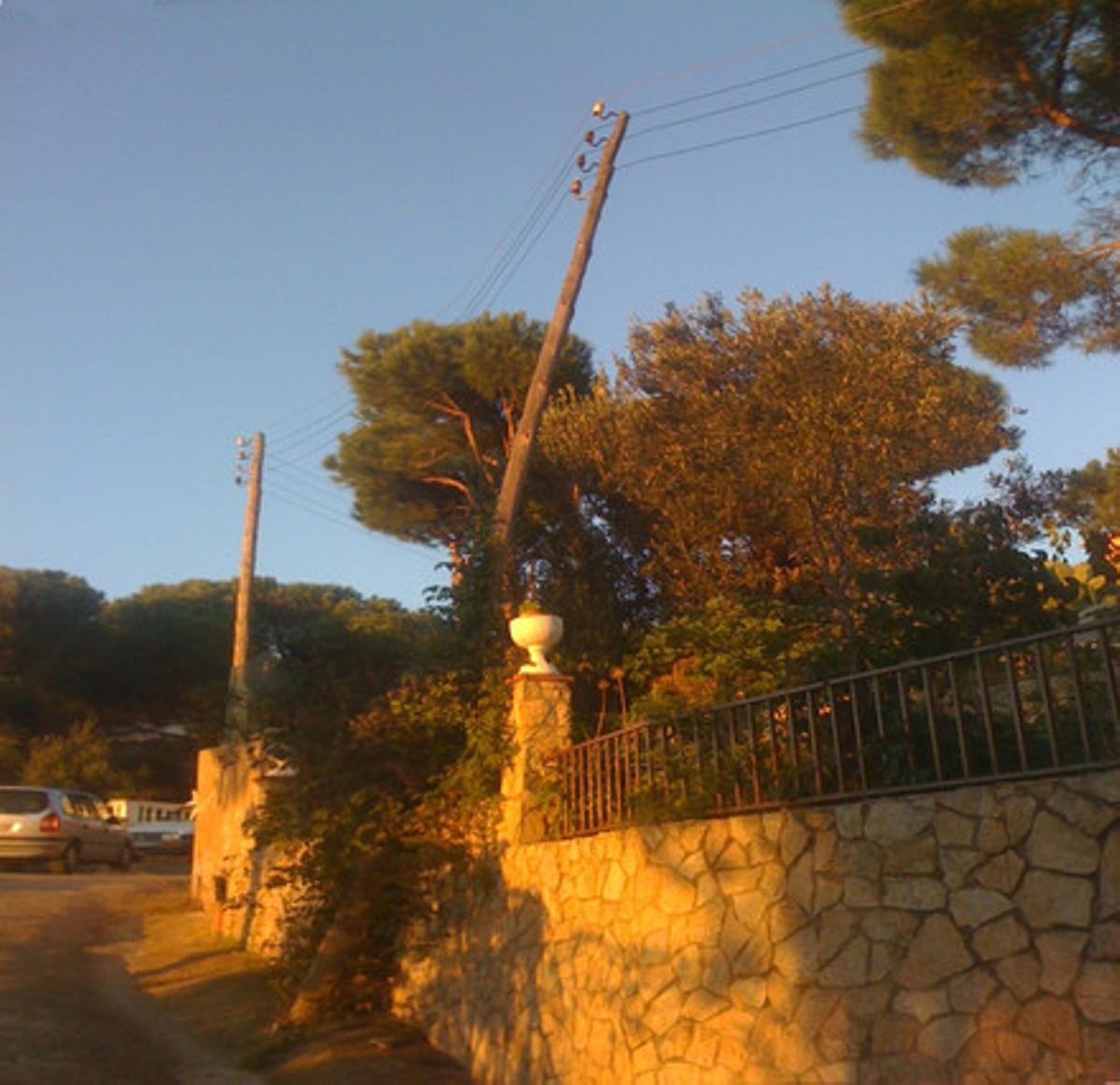 Pal amb risc de caure.Aquest és l’estat en què va quedar un pal de la llum després de la intensíssima nevada caiguda el març d’aquest any, al carrer de Louis Pasteur de Tordera, a Barcelona. Això va ser vist i anotat pels tècnics d’Endesa, qüestió que encara no ha estat solucionada després de gairebé nou mesos. Dues reclamacions a l’empresa sense respondre i un pal a punt de caure és el que ens queda del dia de la superapagada, cas del qual es va fer ressò la premsa.
