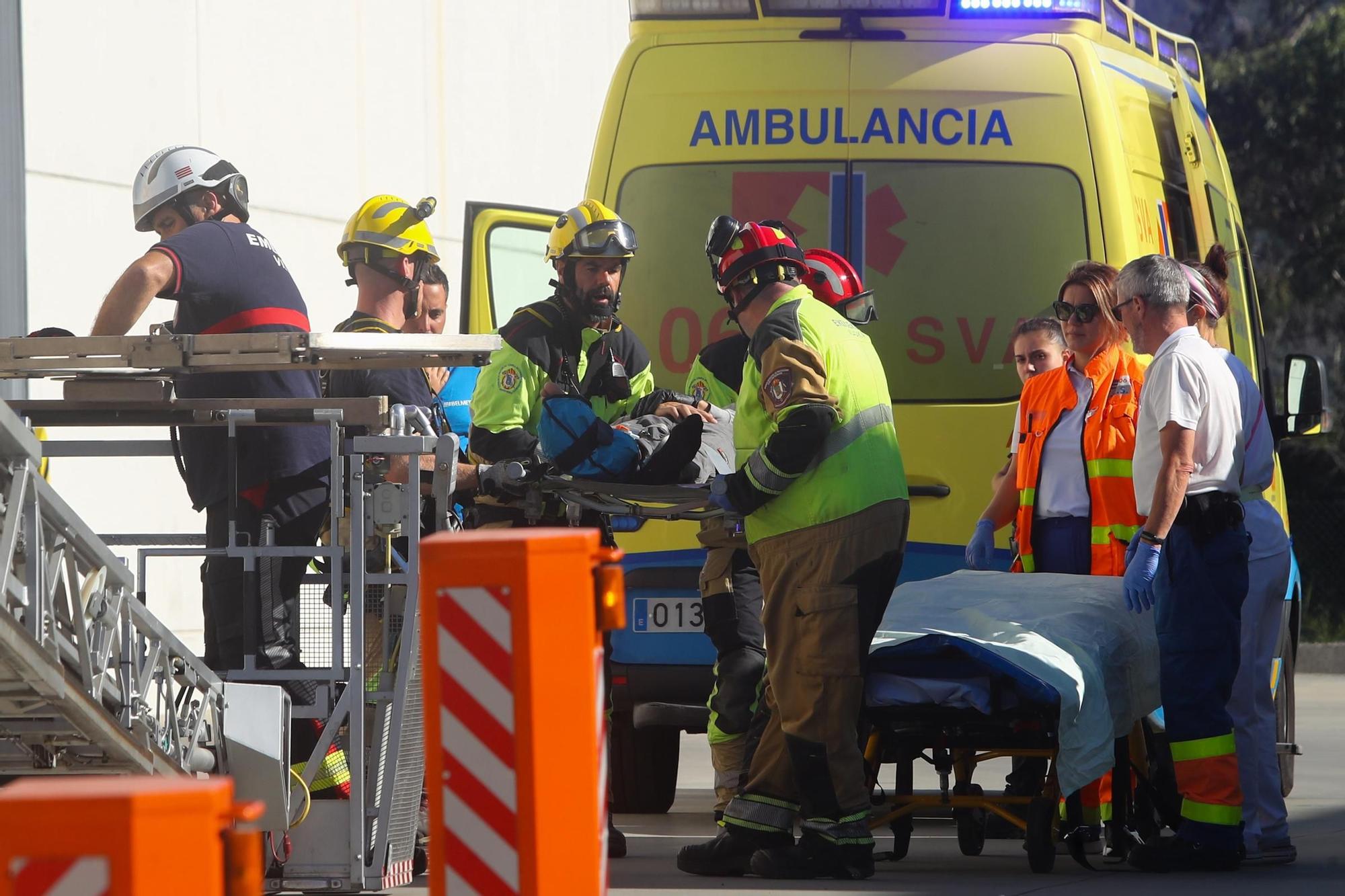 Rescate y evacuación de dos heridos al ceder un plataforma elevadora en Vilagarcía