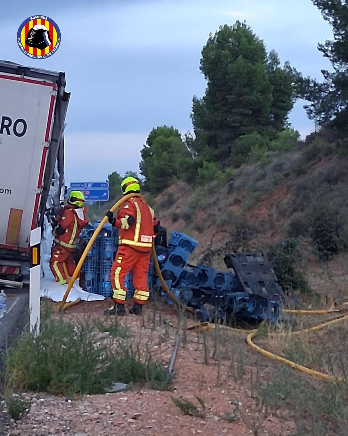 Un camión en llamas en la A-3 a la altura de Requena moviliza a los servicios de emergencia por riesgo de incendio forestal y provoca retenciones kilométricas.