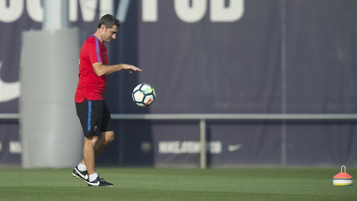 Valverde, en un entrenamiento del Barça en la ciudad deportiva.