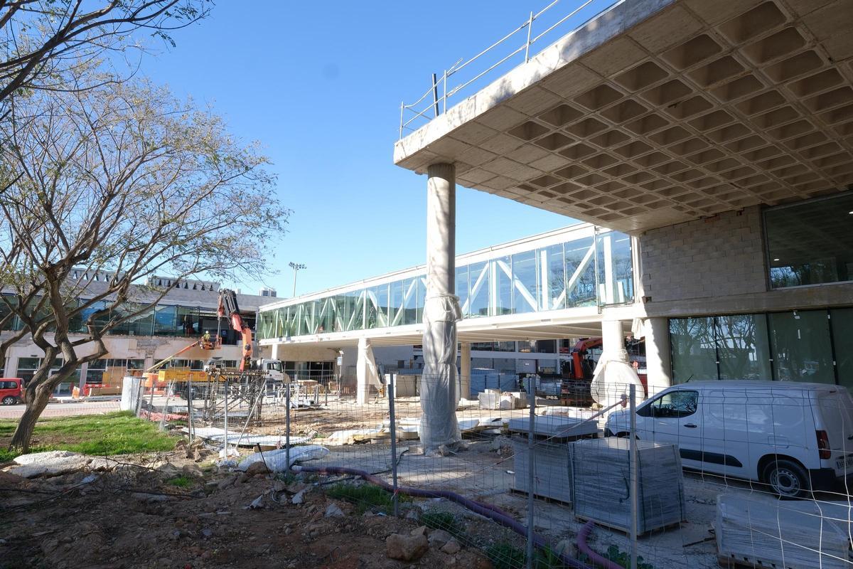 Nueva pasarela que une la zona nueva de la terminal y el módulo A, al fondo