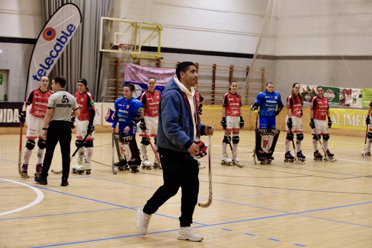 Cote, en la pista de Mata Jove para realizar el saque de honor antes del Telecable-Palau.