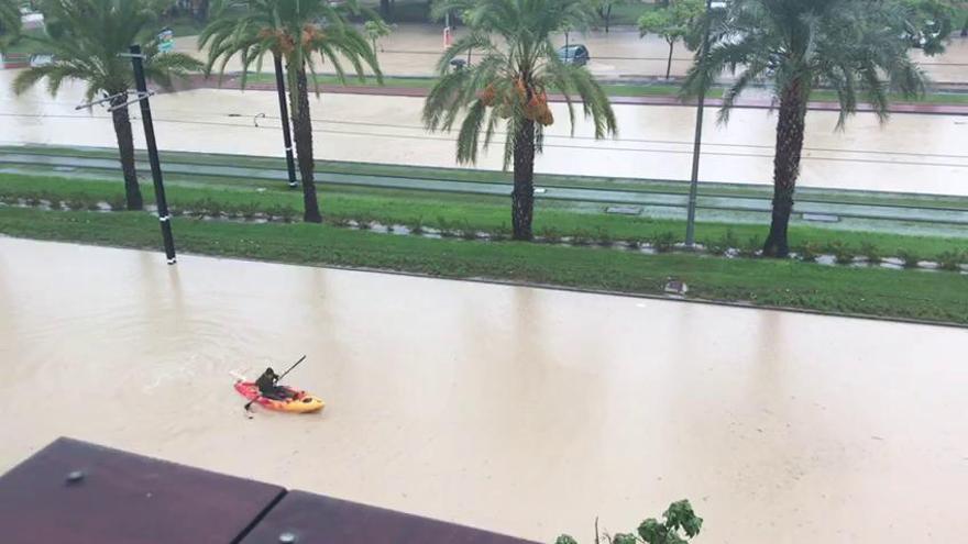 Un joven pasea en kayak por Juan de Borbón