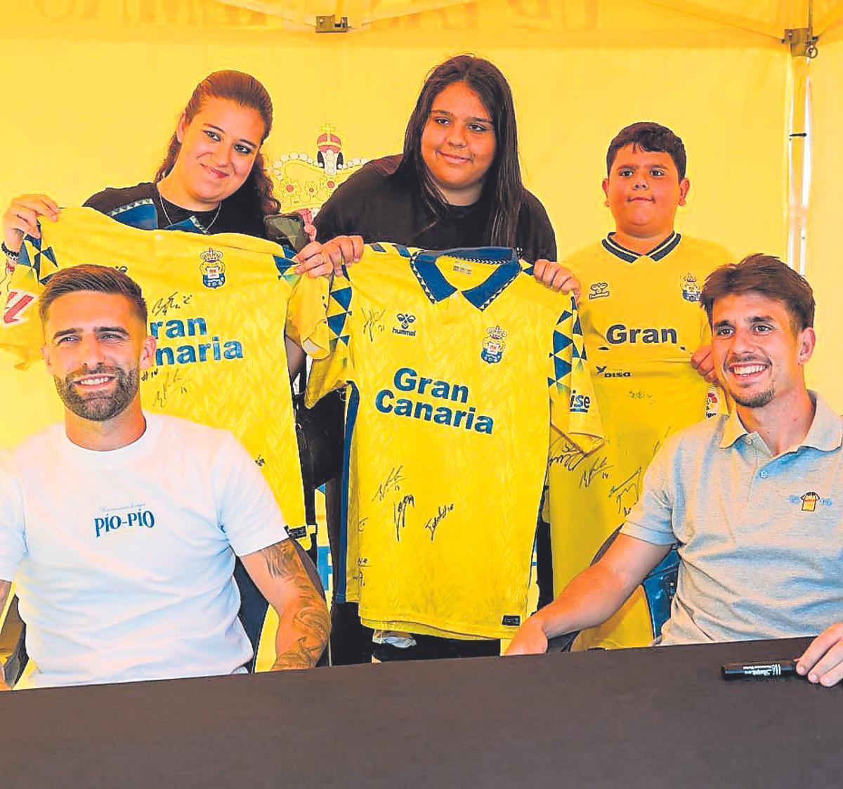 Fuster y Pejiño, junto a tres fieles de la UD, la tarde del miércoles, durante la firma en la Tienda de la UD junto a la Curva.