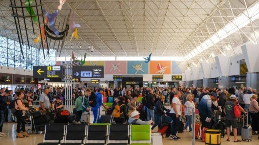 Esperan un “caos importante” en los aeropuertos canarios este verano