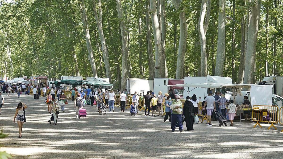 Fa anys que es diu que el mercat deixarà de parar al parc de la Devesa.