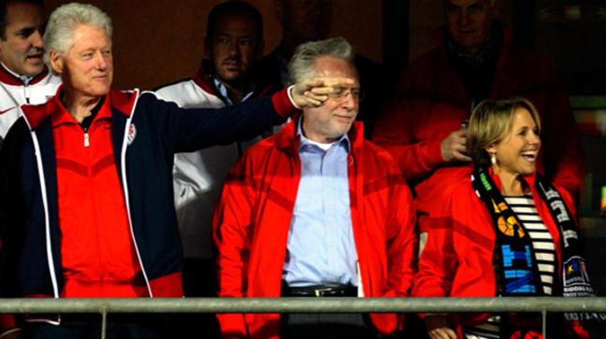 L’expresident nord-americà Bill Clinton (esquerra) assisteix amb els periodistes Wolf Blitzer i Katie Couric al partit entre EUA i Ghana disputat a l’estadi de Rustenburg.