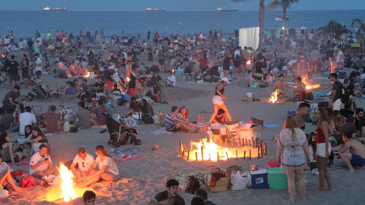 Imagen del Grau de Castelló en la noche de Sant Joan del 2019, último año que se celebró sin covid, una estampa que Sanitat quiere evitar a toda costa.