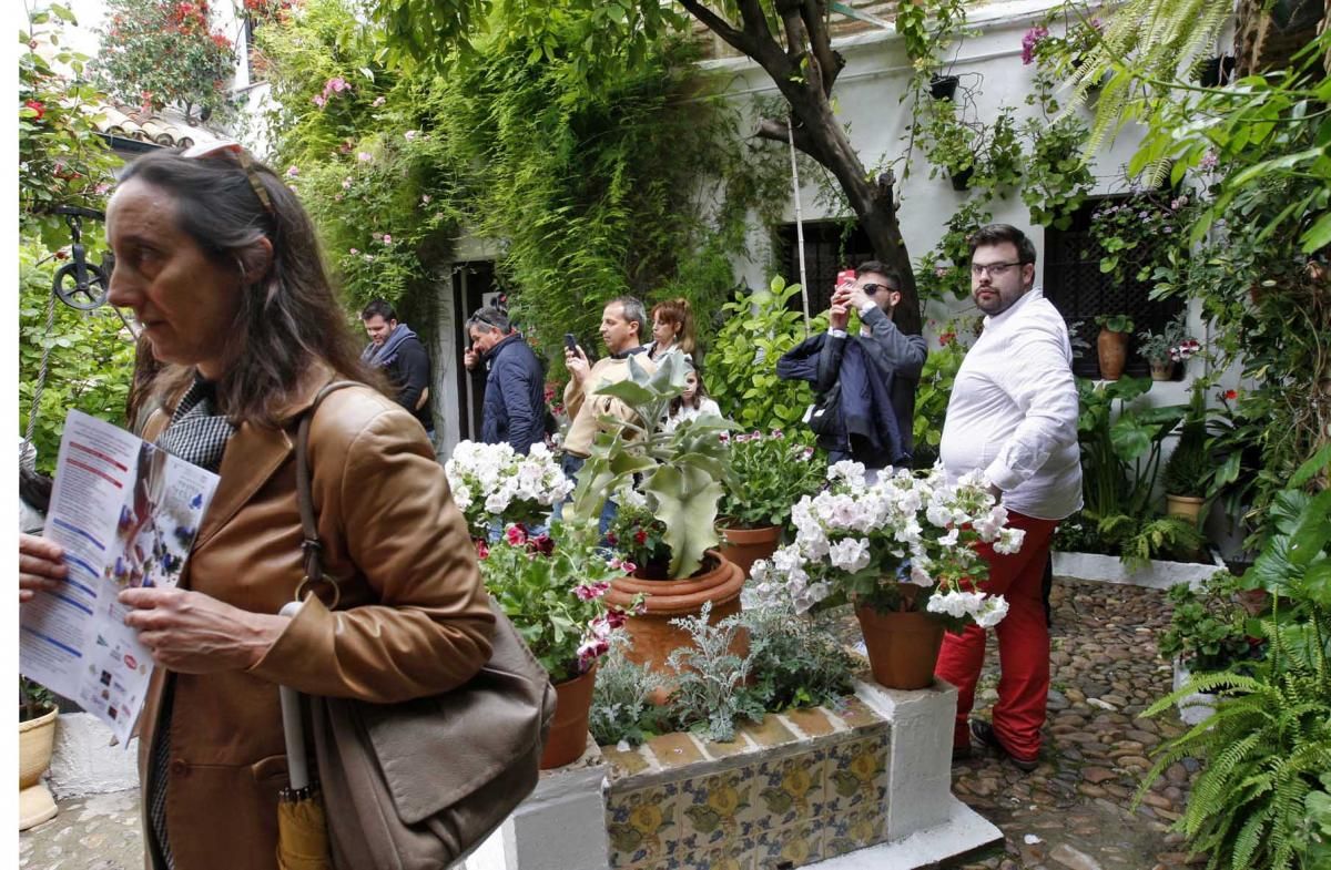 Colas y lluvia en el primer día de Fiesta de los Patios