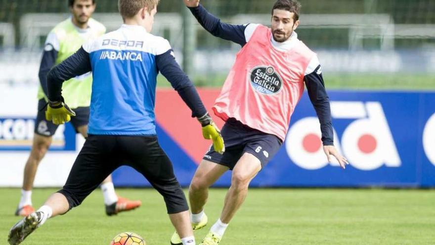 Cani presiona a David, en el entrenamiento del martes en Abegondo.