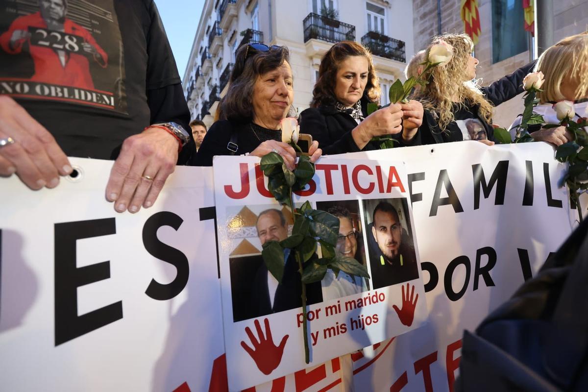 Decenas de valencianos se concentran frente a las Corts para pedir el enjuiciamiento de Mazón por su gestión de la dana