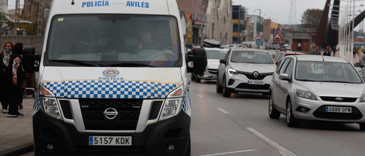 Policía Local en la avenida Conde de Guadalhorce.