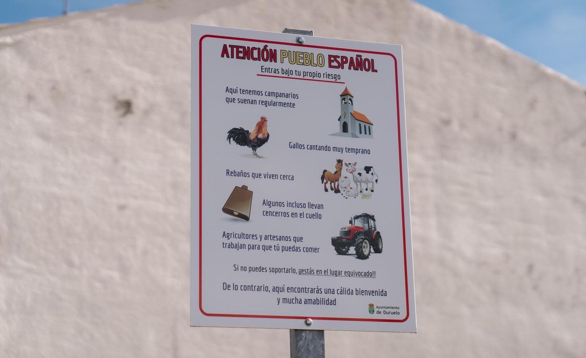 Vista del cartel a la entrada de Duruelo que advierte irónicamente de las 'incomodidades' que pueden encontrar los turistas.