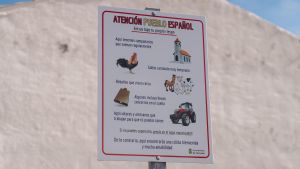 Vista del cartel a la entrada de Duruelo que advierte irónicamente de las incomodidades que pueden encontrar los turistas.