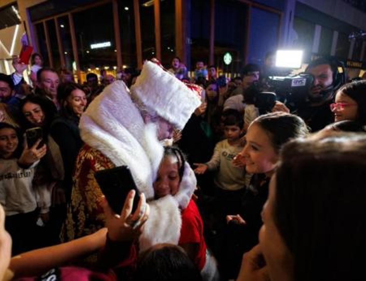 Acogida del público a Papá Noel en Alisios.