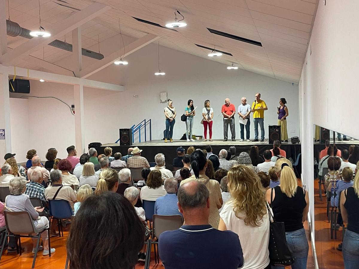 Una imagen de la asamblea informativa sobre el vertedero, del pasado sábado, en el Puerto de la Torre, organizada por la Asociación de Vecinos de la Junta de los Caminos.