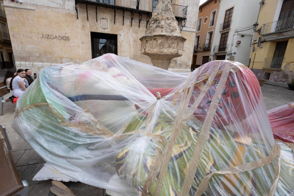 Los ninots de Cid-Trinitat, con los juzgados al fondo.
