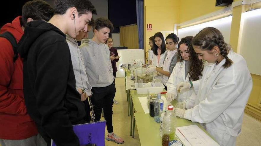 Un grupo de alumnas realiza diversos experimentos no salón de actos do centro. // Bernabé/Javier Lalín